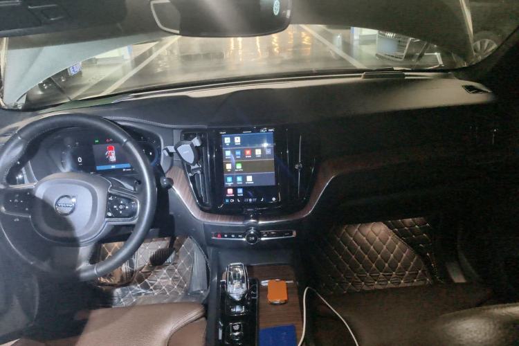 Used Volvo XC60 2022 B5 4x4 Smart Luxury Edition Center Console