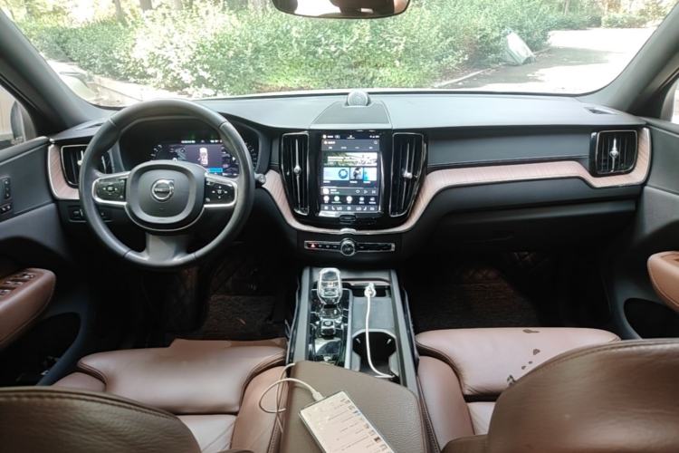 Used Volvo XC60 2022 B5 4x4 Smart Luxury Edition Center Console