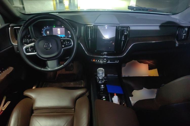 Used Volvo XC60 2022 B5 4x4 Smart Luxury Edition Center Console