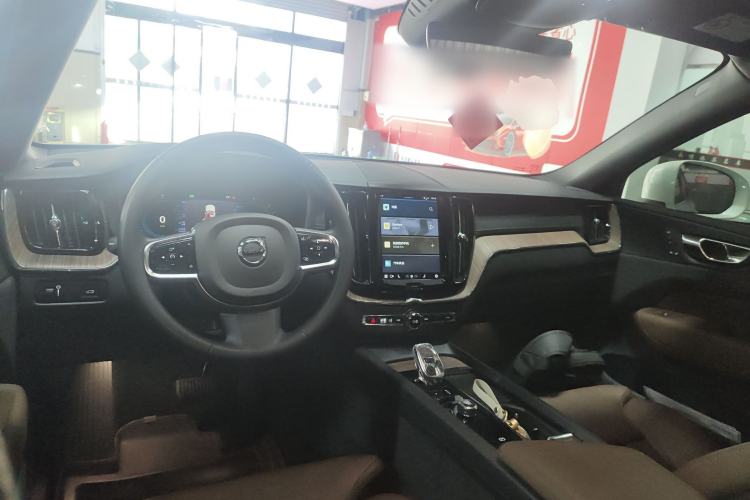 Used Volvo XC60 2022 B5 4x4 Smart Luxury Edition Center Console