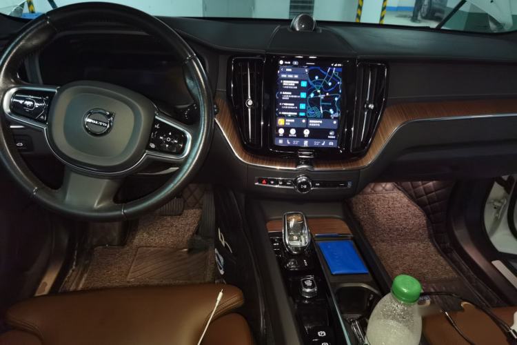Used Volvo XC60 2022 B5 4x4 Smart Luxury Edition Center Console