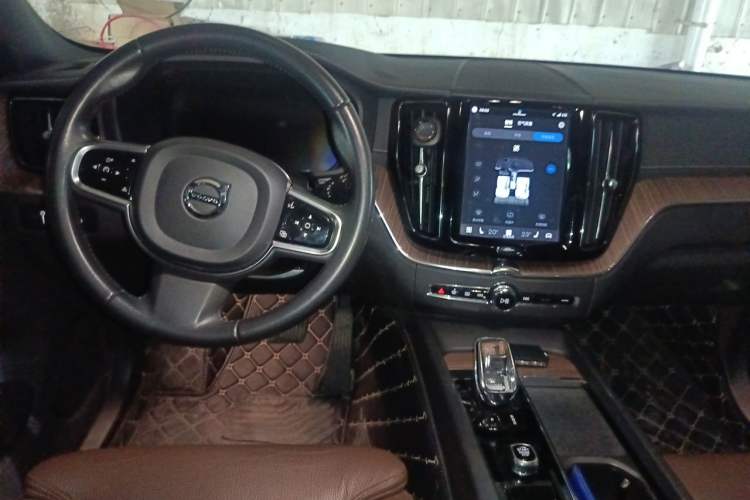 Used Volvo XC60 2022 B5 4x4 Smart Luxury Edition Center Console