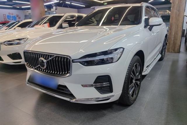 Ojetý Volvo XC60 2022 B5 4x4 Smart Luxury Edition