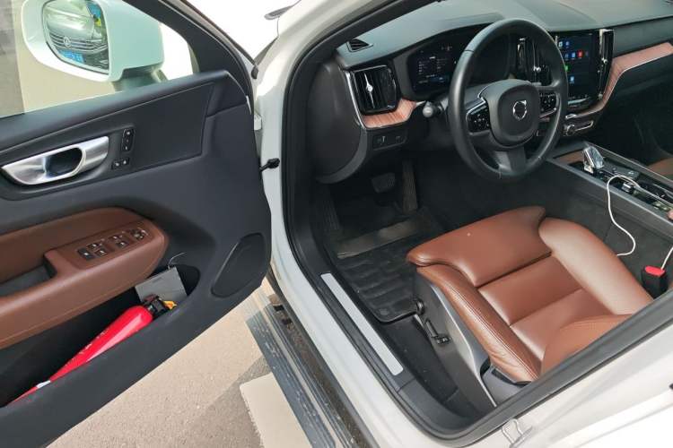 Used Volvo XC60 2022 B5 4x4 Smart Luxury Edition Driver Seat