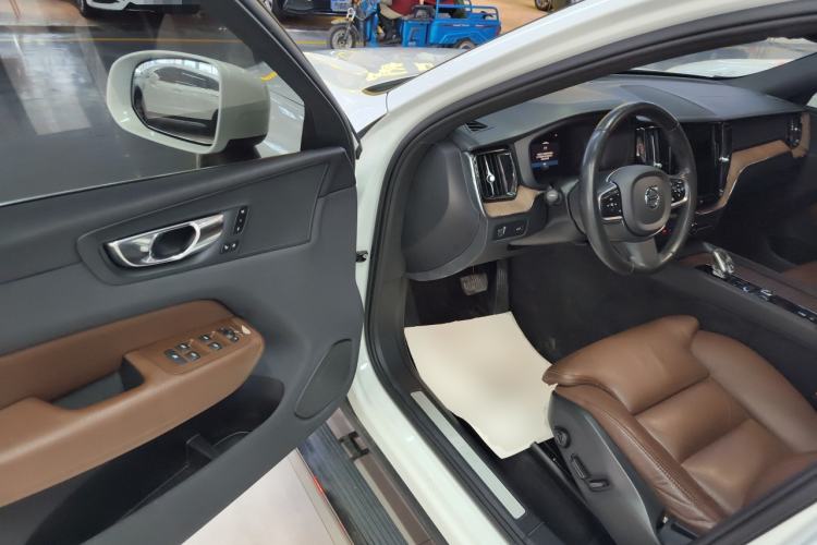 Used Volvo XC60 2022 B5 4x4 Smart Luxury Edition Driver Seat