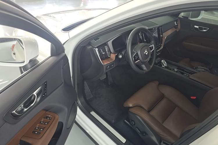 Used Volvo XC60 2022 B5 4x4 Smart Luxury Edition Driver Seat