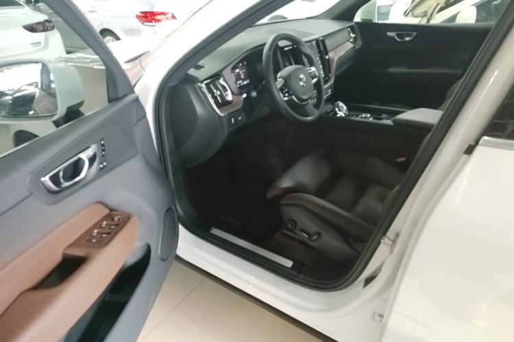 Used Volvo XC60 2022 B5 4x4 Smart Luxury Edition Driver Seat
