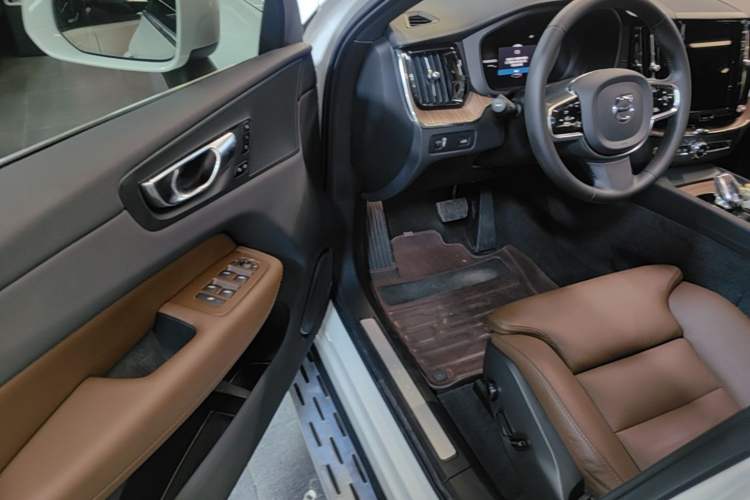 Used Volvo XC60 2022 B5 4x4 Smart Luxury Edition Driver Seat