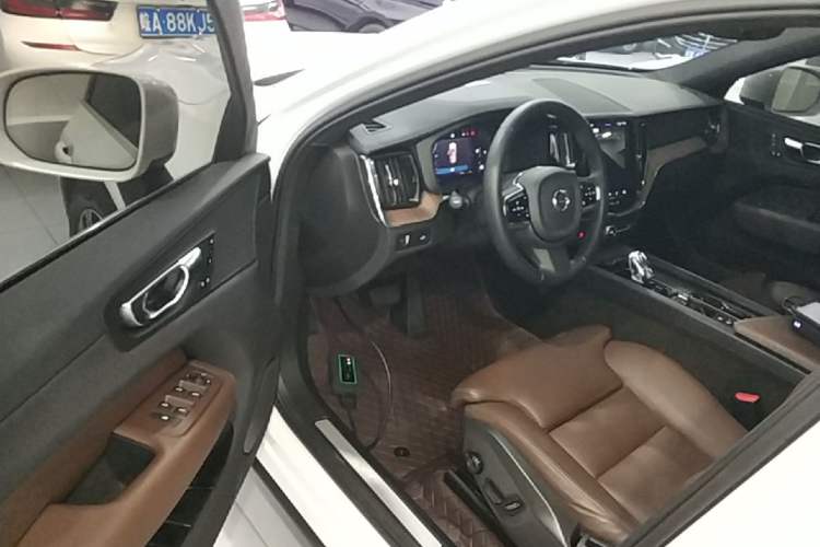 Used Volvo XC60 2022 B5 4x4 Smart Luxury Edition Driver Seat