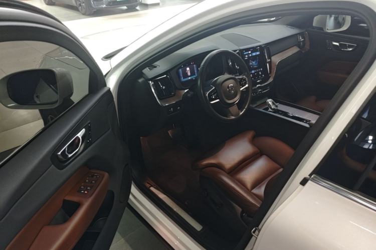 Used Volvo XC60 2022 B5 4x4 Smart Luxury Edition Driver Seat