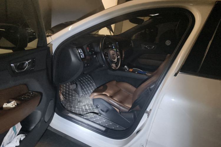 Used Volvo XC60 2022 B5 4x4 Smart Luxury Edition Driver Seat