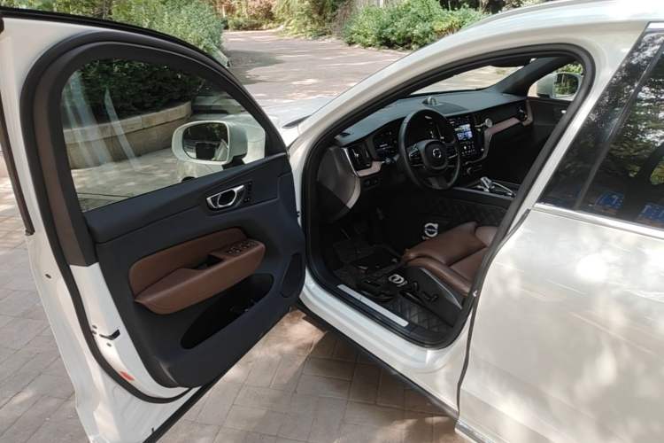 Used Volvo XC60 2022 B5 4x4 Smart Luxury Edition Driver Seat
