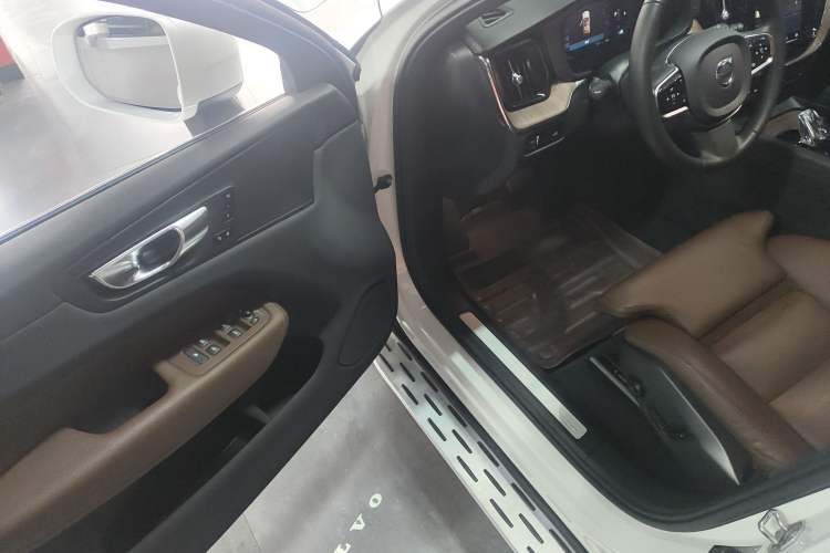 Used Volvo XC60 2022 B5 4x4 Smart Luxury Edition Driver Seat
