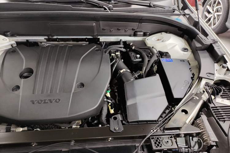 Used Volvo XC60 2022 B5 4x4 Smart & Advanced Sport Edition Engine Bay Left