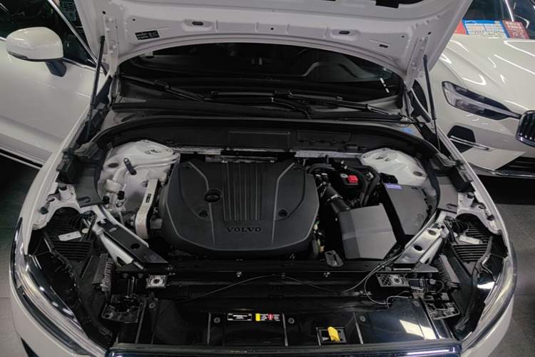 Used Volvo XC60 2022 B5 4x4 Smart Luxury Edition Engine Bay