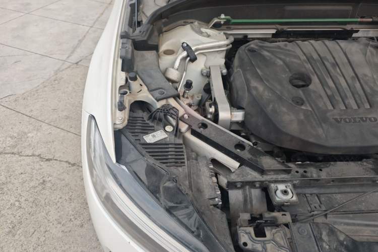 Used Volvo XC60 2022 B5 4x4 Smart Luxury Edition Engine Bay Right