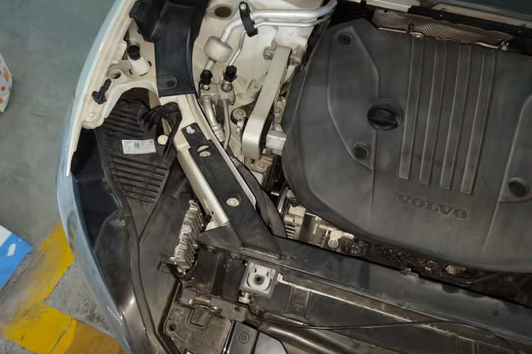 Used Volvo XC60 2022 B5 4x4 Smart Luxury Edition Engine Bay Right