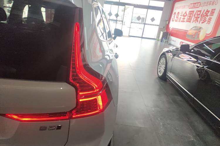 Used Volvo XC60 2022 B5 4x4 Smart Luxury Edition Exterior 3