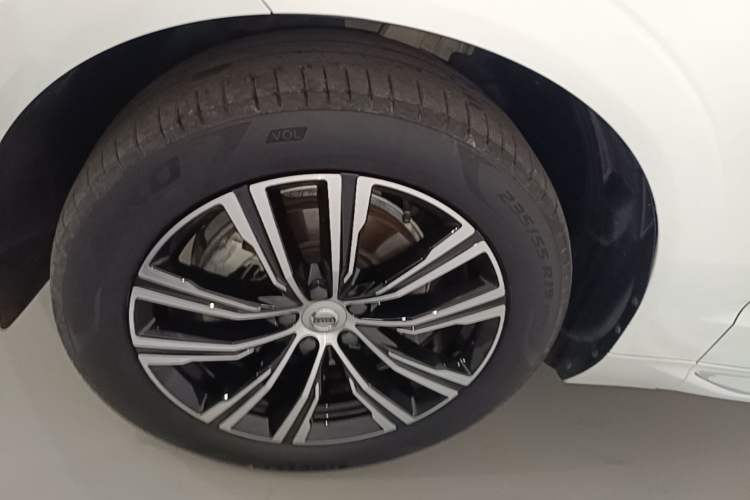 Used Volvo XC60 2022 B5 4x4 Smart Luxury Edition Exterior 4