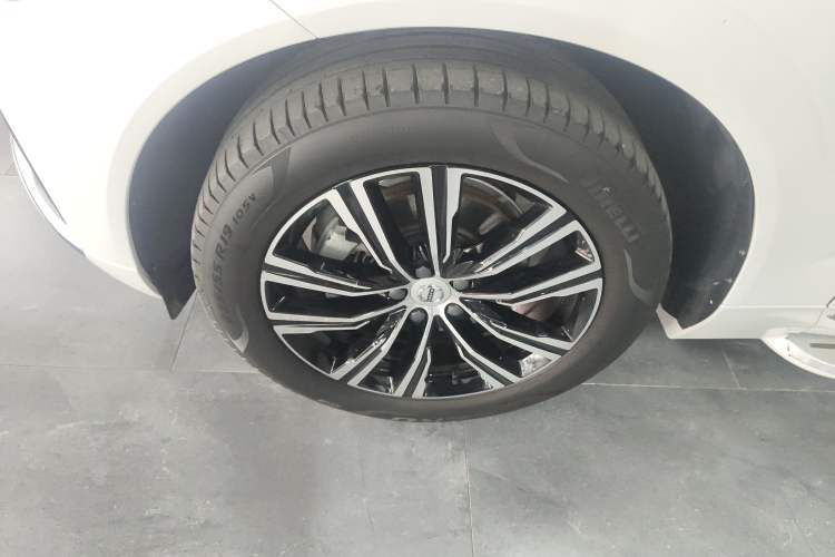 Used Volvo XC60 2022 B5 4x4 Smart Luxury Edition Exterior 4