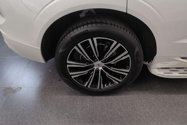 Used Volvo XC60 2022 B5 4x4 Smart Luxury Edition Exterior 5
