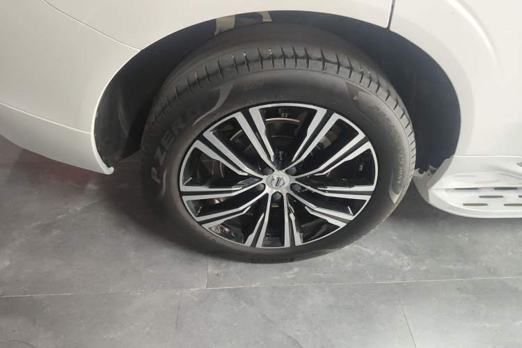 Used Volvo XC60 2022 B5 4x4 Smart Luxury Edition Exterior 5