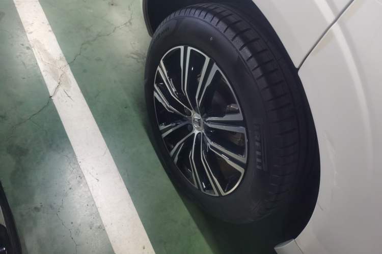 Used Volvo XC60 2022 B5 4x4 Smart Luxury Edition Exterior 5