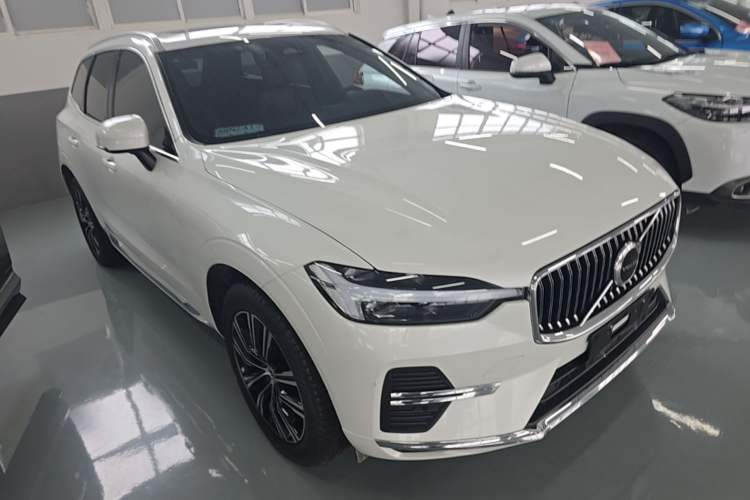 Used Volvo XC60 2022 B5 4x4 Smart Luxury Edition Front Right 45 Deg