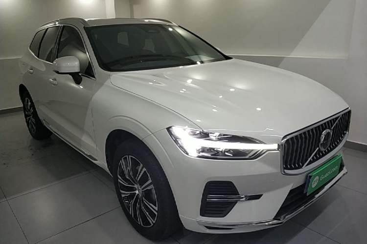 Used Volvo XC60 2022 B5 4x4 Smart Luxury Edition Front Right 45 Deg