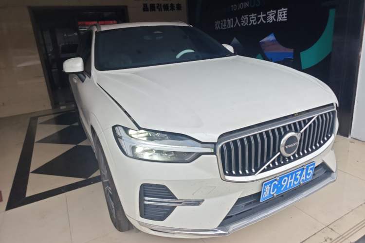 Used Volvo XC60 2022 B5 4x4 Smart Luxury Edition Front Right 45 Deg