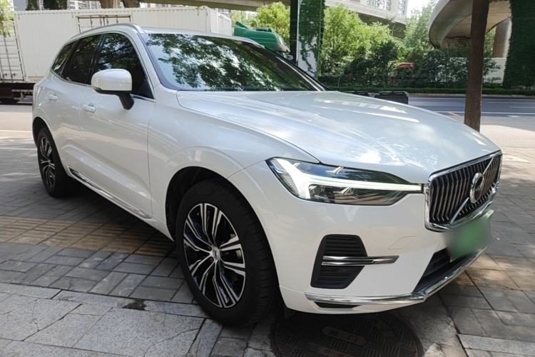 Used Volvo XC60 2022 B5 4x4 Smart Luxury Edition Front Right 45 Deg