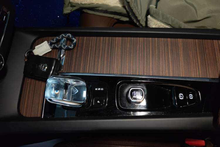 Used Volvo XC60 2022 B5 4x4 Smart Luxury Edition Gear Lever