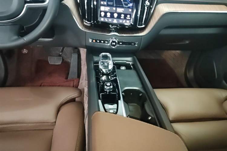 Used Volvo XC60 2022 B5 4x4 Smart Luxury Edition Gear Lever