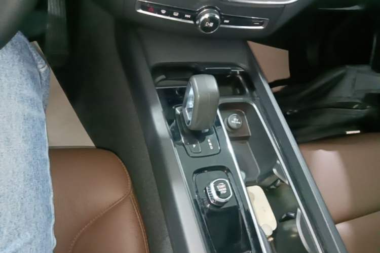 Used Volvo XC60 2022 B5 4x4 Zhiyi Luxury Edition Gear Lever