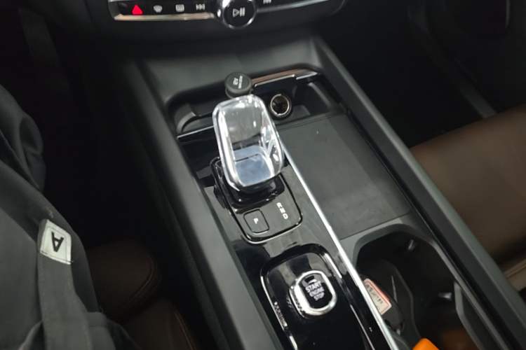 Used Volvo XC60 2022 B5 4x4 Smart Luxury Edition Gear Lever