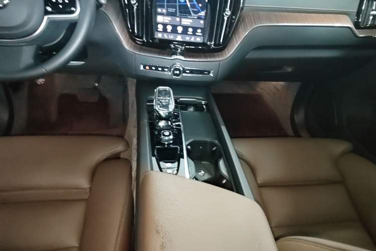 Used Volvo XC60 2022 B5 4x4 Smart Luxury Edition Gear Lever