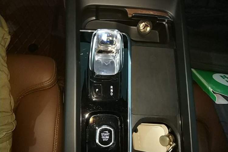 Used Volvo XC60 2022 B5 4x4 Smart Luxury Edition Gear Lever