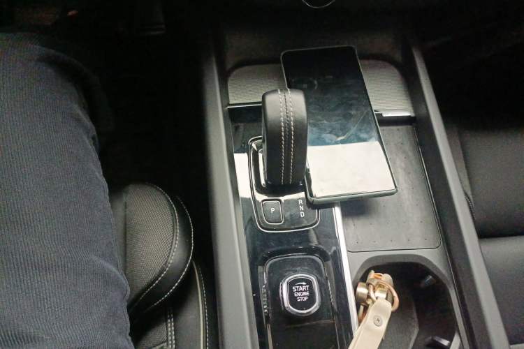 Used Volvo XC60 2022 B5 4x4 Smart & Advanced Sport Edition Gear Lever