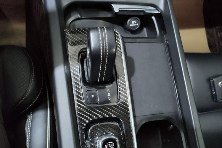 Used Volvo XC60 2022 B5 4x4 Smart & Advanced Sport Edition Gear Lever