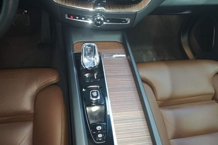 Used Volvo XC60 2022 B5 4x4 Smart Luxury Edition Gear Lever