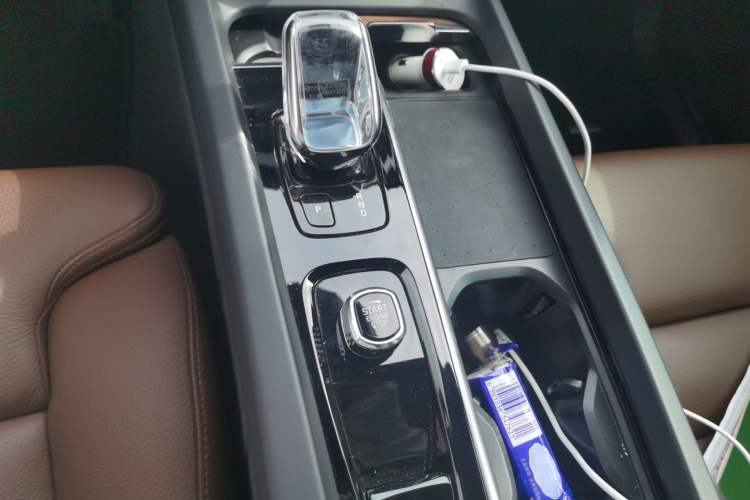 Used Volvo XC60 2022 B5 4x4 Smart Luxury Edition Gear Lever