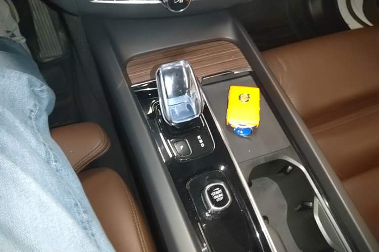 Used Volvo XC60 2022 B5 4x4 Smart Luxury Edition Gear Lever