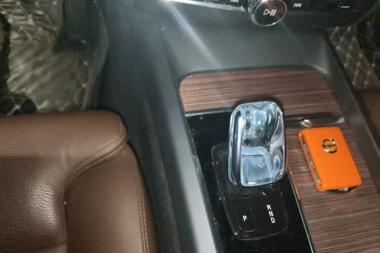 Used Volvo XC60 2022 B5 4x4 Smart Luxury Edition Gear Lever