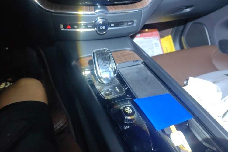 Used Volvo XC60 2022 B5 4x4 Smart Luxury Edition Gear Lever