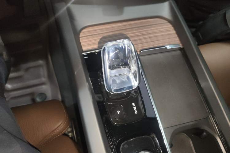 Used Volvo XC60 2022 B5 4x4 Smart Luxury Edition Gear Lever