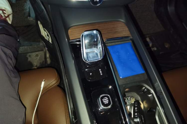 Used Volvo XC60 2022 B5 4x4 Smart Luxury Edition Gear Lever