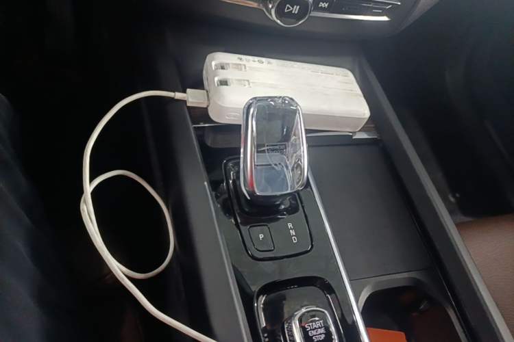 Used Volvo XC60 2022 B5 4x4 Smart Luxury Edition Gear Lever