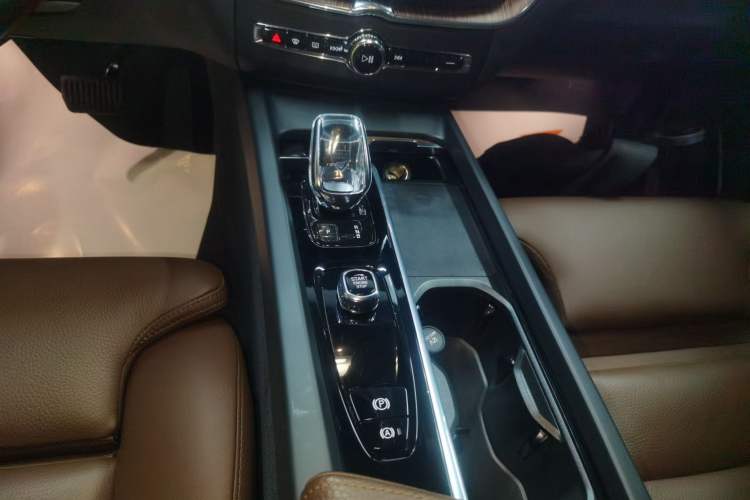 Used Volvo XC60 2022 B5 4x4 Smart Luxury Edition Gear Lever