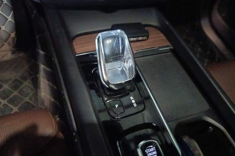 Used Volvo XC60 2022 B5 4x4 Smart Luxury Edition Gear Lever