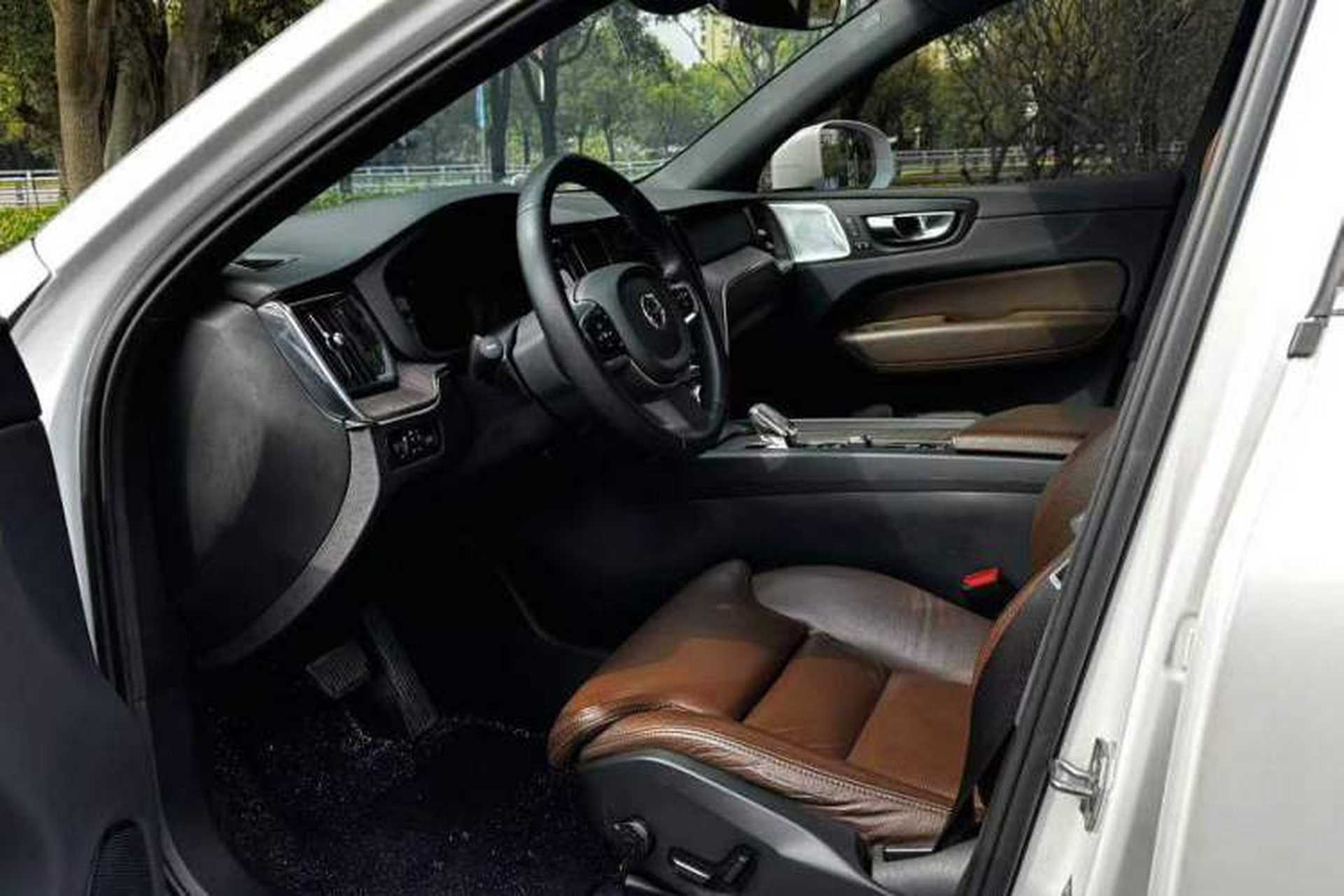 Used Volvo XC60 2022 B5 4x4 Smart Luxury Edition Interior 1